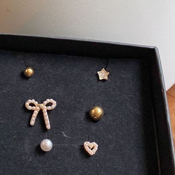 💛 Gold Plated Pearl & CZ Asymmetrical Earring Set - Picture 3 of 4